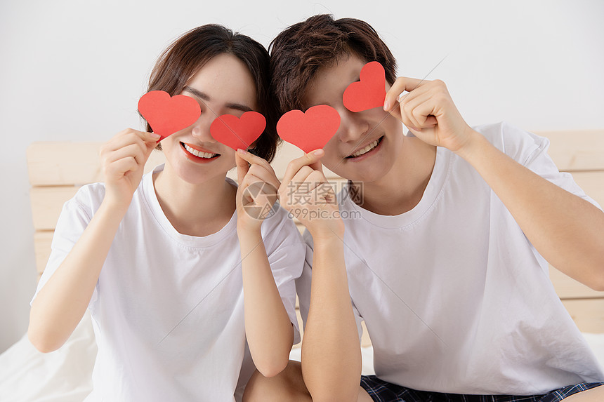 遛狗没牵绳引发冲突,致人右眼受伤!宠物主人获刑